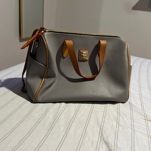 Purse good look color gray brand dooney&bourke